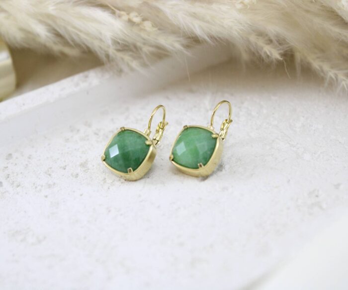 עגילים בשילוב אבן ירוקה מרובעת גדולה