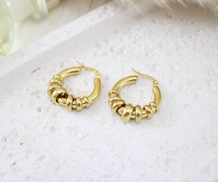 עגילי חישוק עבים בינוניים בשילוב אלמנטים בציפוי זהב