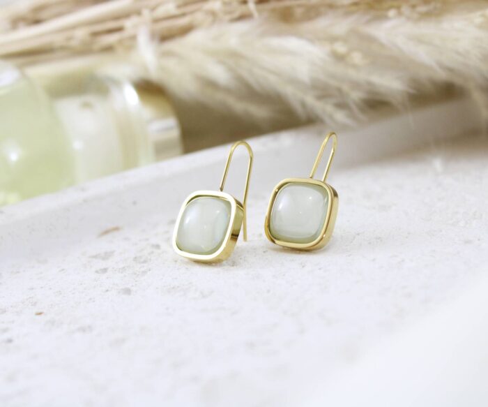 עגילים בשילוב אבן ירוק בהיר גדולה