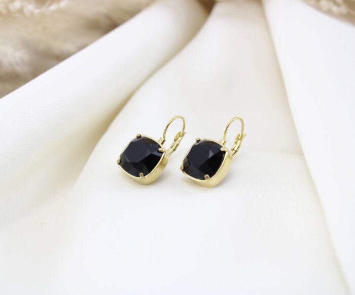 עגילים בשילוב אבן שחורה גדולה מרובעת