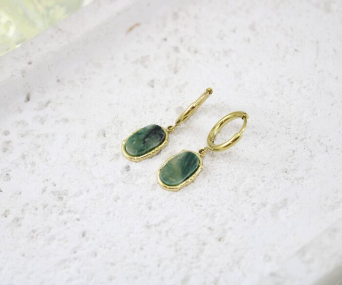 עגילי חישוק בשילוב אבן מלבנית ירוקה