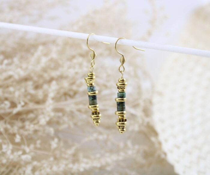 עגילים נופלים בשילוב אבנים ירוקות