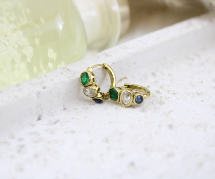 עגילי חישוק קטנים בשילוב אבן ירוקה לבנה וכחולה