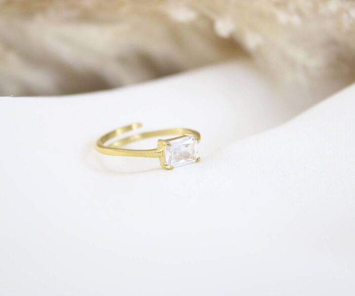 טבעת אבן מלבנית בציפוי זהב