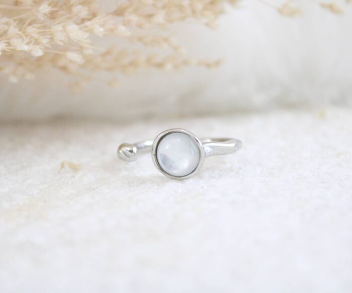 טבעת פתוחה בשילוב אבן לבנה