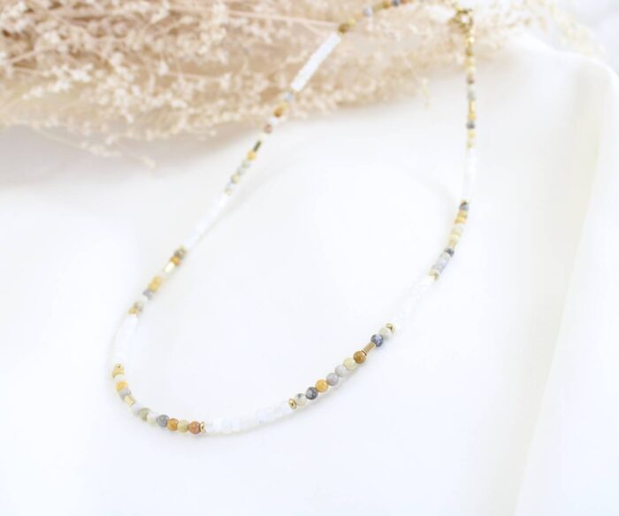 שרשרת חרוזי צדף ואבנים חומות