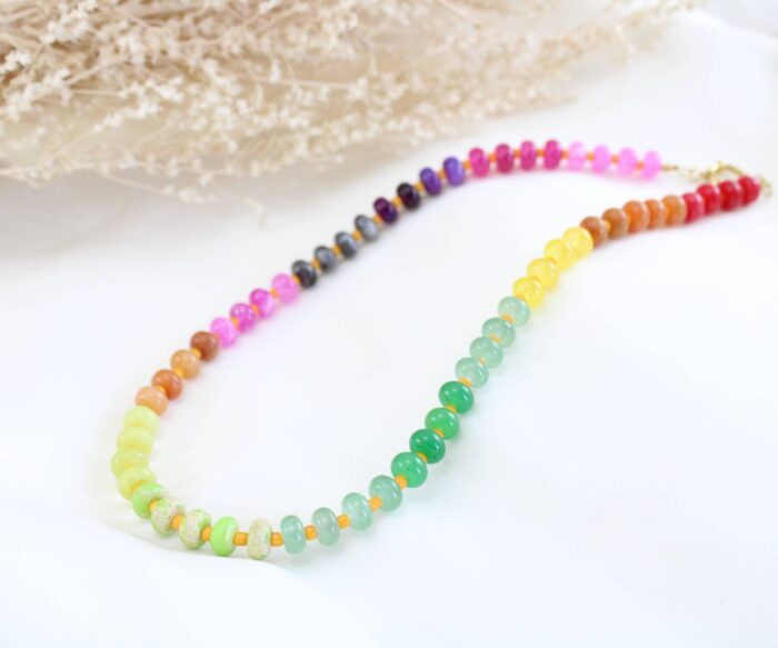 שרשרת אבנים צבעוניות גדולות וחרוזים