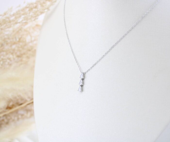 שרשרת שלישיית טיפות נופלות