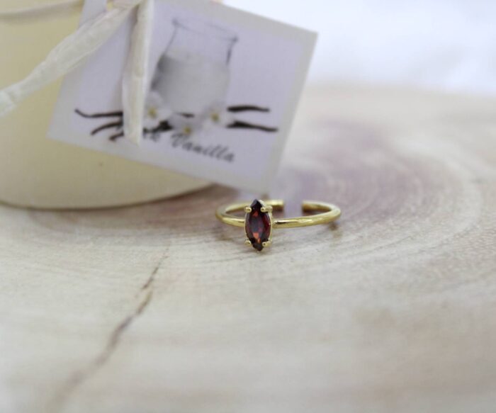 טבעת בציפוי זהב ואבן אדומה