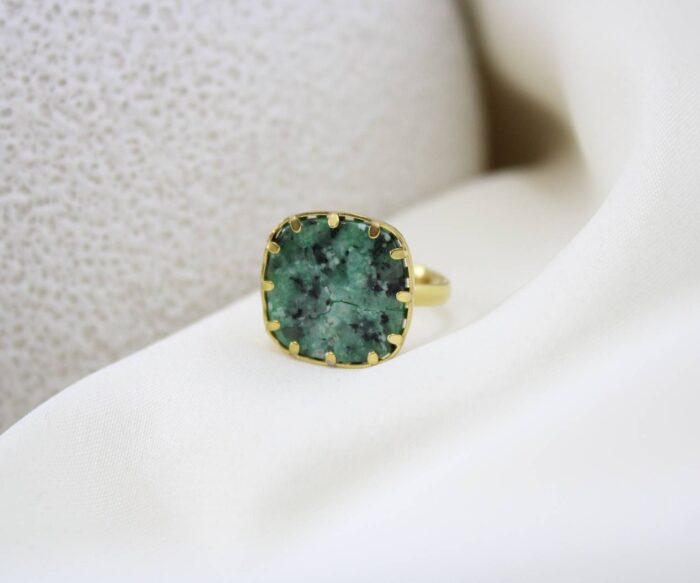 טבעת בשילוב אבן ירוקה גדולה