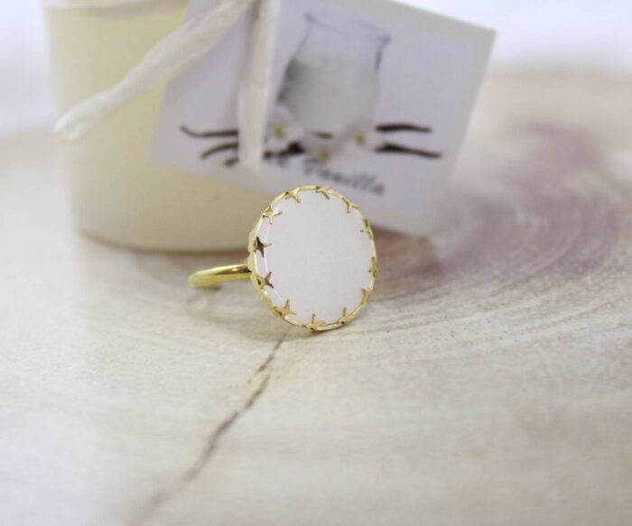 טבעת בשילוב אבן לבנה גדולה בציפוי זהב