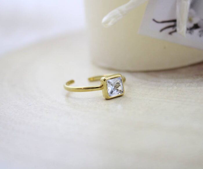 טבעת אבן מרובעת בציפוי זהב