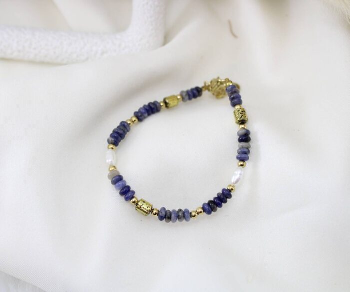 צמיד פנינים ואבנים סגולות בציפוי זהב