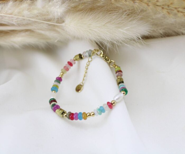 צמיד אבנים צבעוניות ופנינים בציפוי זהב