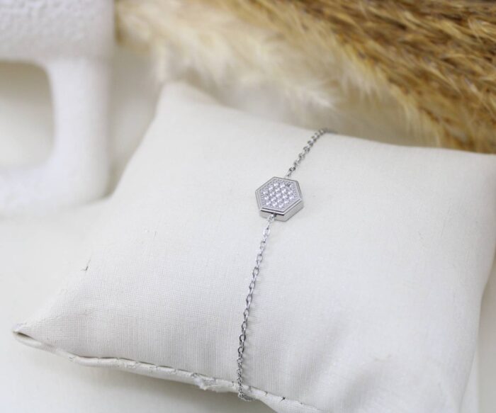 צמיד בשילוב אלמנט משושה משובץ