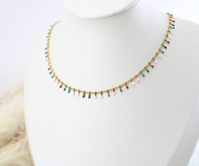 שרשרת טיפות צבעוניות