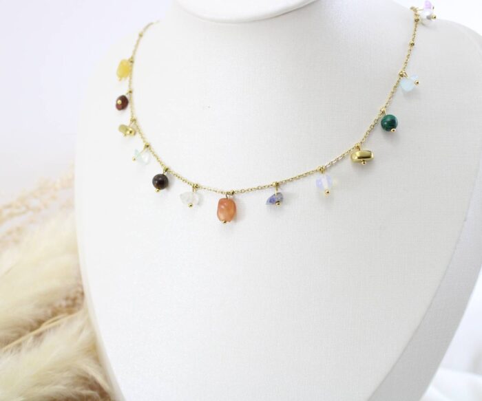 שרשרת אבנים צבעוניות בציפוי זהב