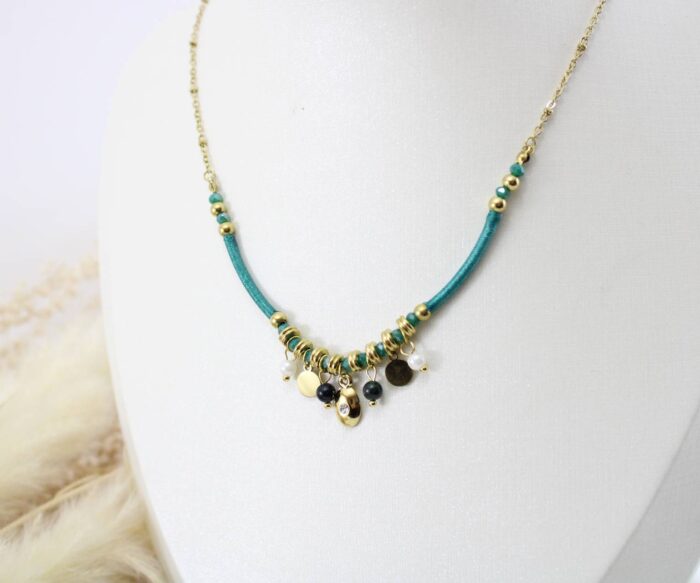 שרשרת ירוקה בשילוב תליונים בציפוי זהב