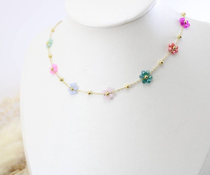שרשרת פרחים צבעוניים בציפוי זהב
