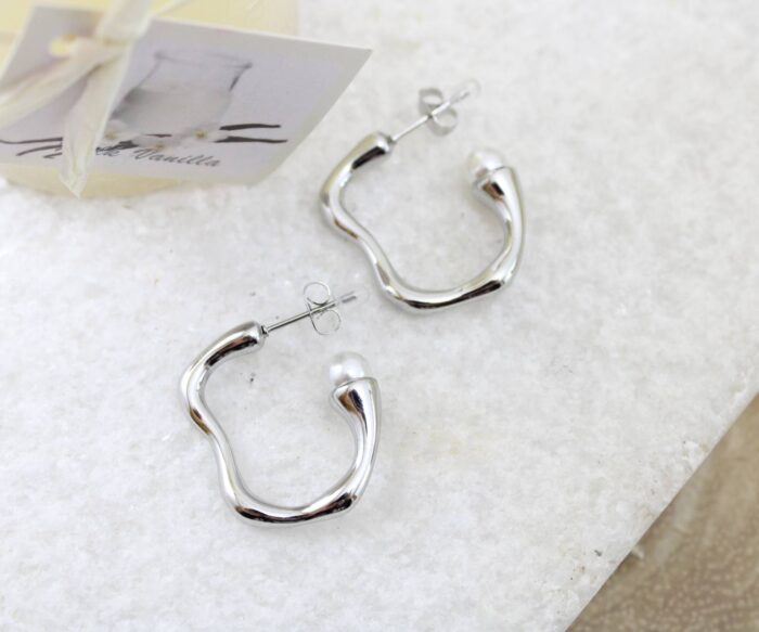 עגילי חישוק מעוצבים ופנינה