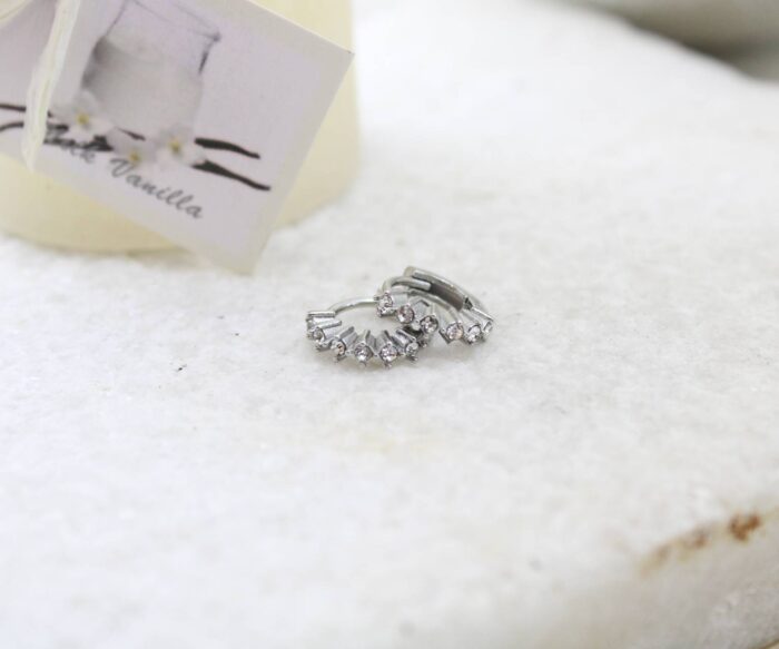 עגילי חישוק קטנים משובצים