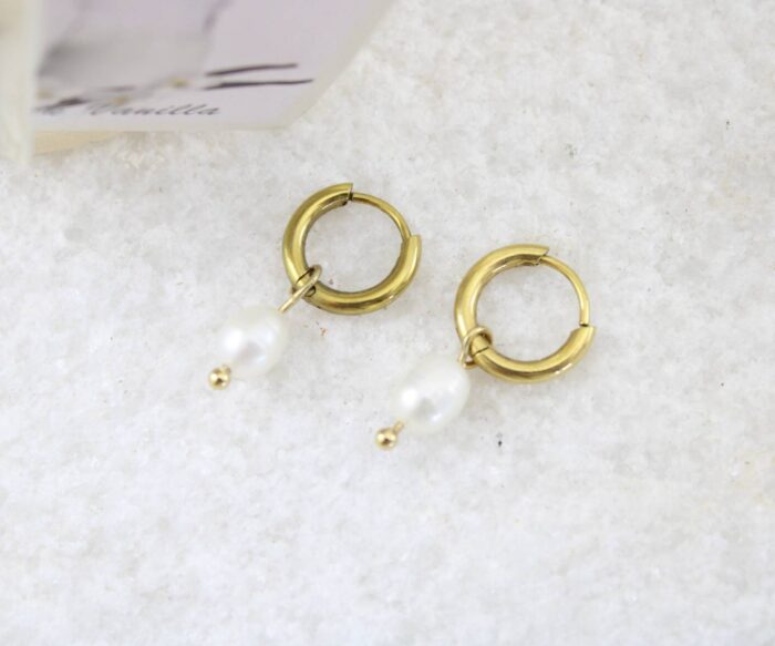 עגילי חישוק בשילוב פנינה בציפוי זהב