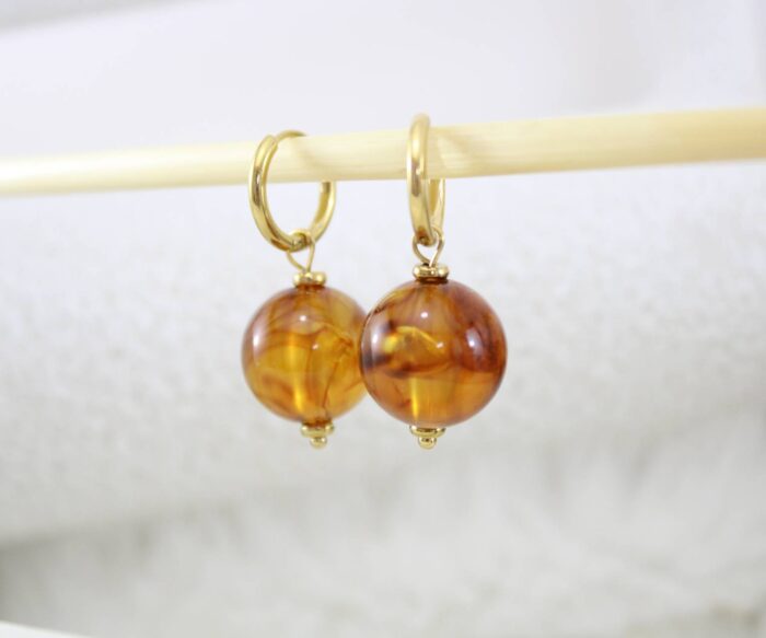 עגילי חישוק בשילוב אבן כתומה גדולה