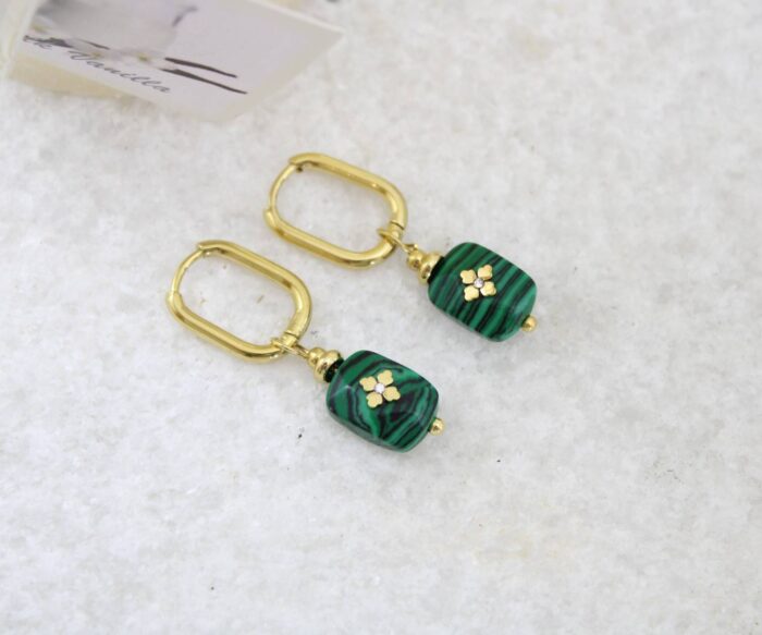 עגילי חישוק בשילוב אבן ירוקה