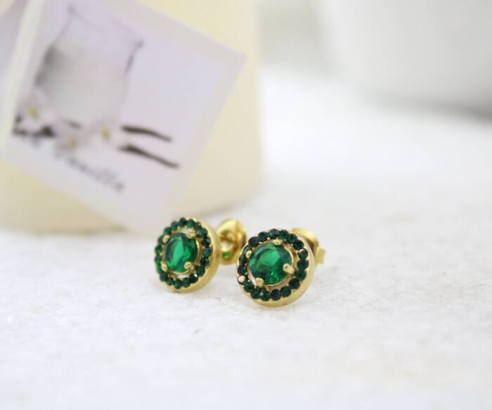 עגילים צמודים משובצים אבנים ירוקות