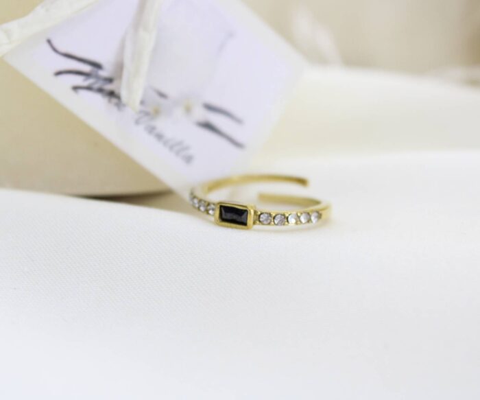 טבעת פתוחה דקה בשילוב זרקונים ואבן שחורה מלבנית