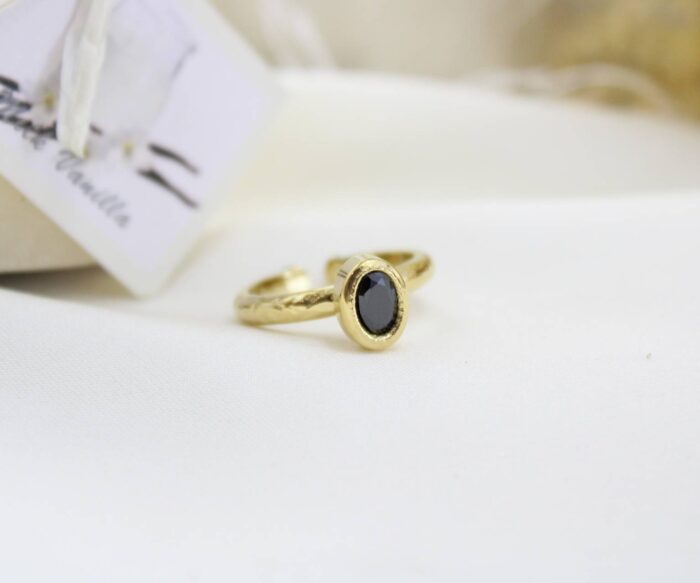 טבעת פתוחה בשילוב אבן שחורה
