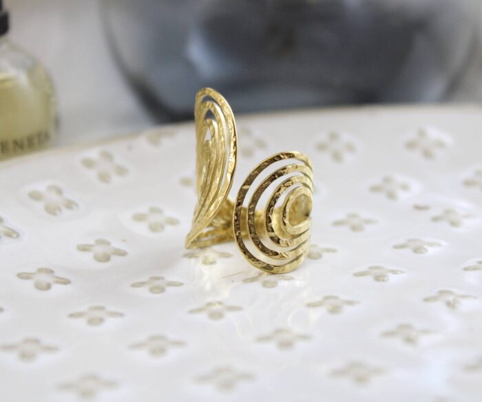 טבעת גדולה מעוצבת פתוחה בציפוי זהב