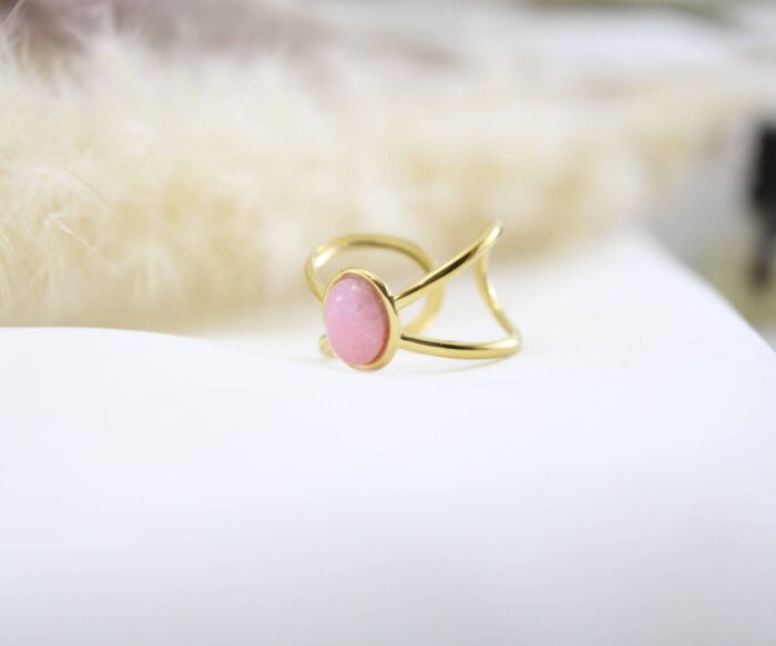 טבעת איקס בציפוי זהב בשילוב אבן ורודה