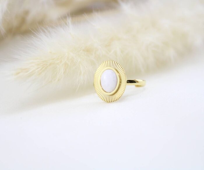 טבעת אבן לבנה פתוחה בציפוי זהב