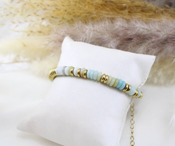 צמיד אבנים תכלת בשילוב אלמנטים בציפוי זהב