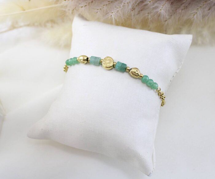 צמיד אבנים ירוקות ואלמנטים בציפוי זהב