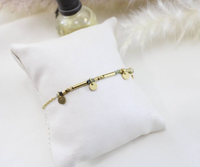 צמיד אבנים ירוקות ותליונים בציפוי זהב