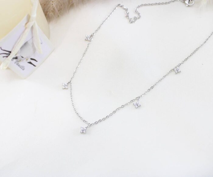 שרשרת תליונים קטנים משובצים