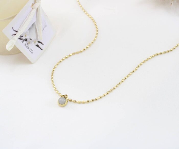 שרשרת כדורים בשילוב אבן קטנה