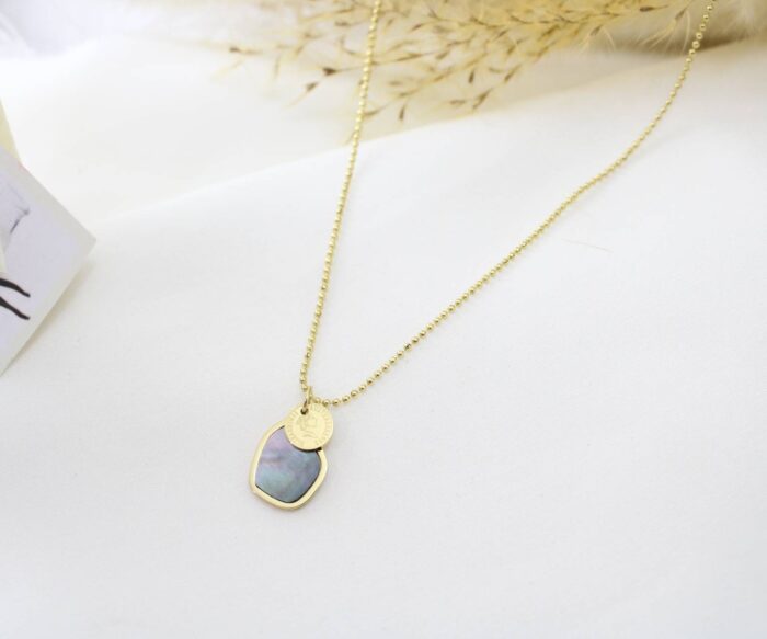 שרשרת צדף ומטבע בציפוי זהב