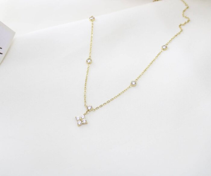 שרשרת אבנים בשילוב פרח משובץ בציפוי זהב