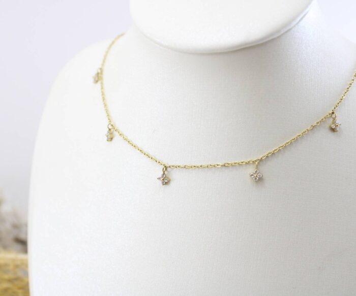 שרשרת תליונים קטנים משובצים בציפוי זהב
