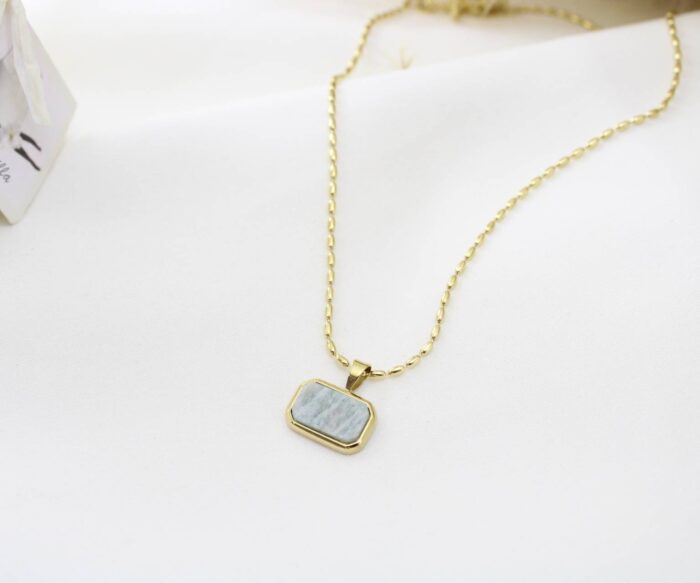 שרשרת כדורים בשילוב אבן מלבנית