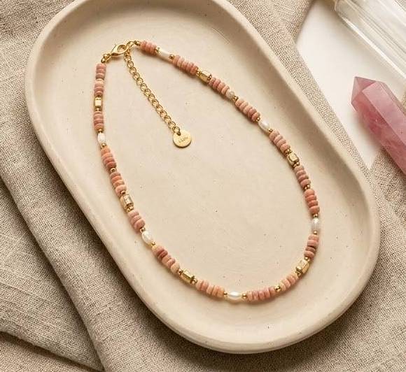 שרשרת אבנים כתומות ופנינים בציפוי זהב