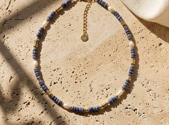 שרשרת אבנים סגולות ופנינים בציפוי זהב